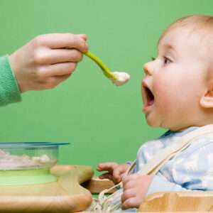 لیست خوراکی‌های ممنوعه برای کودکان زیر یک سال ۱۱ نوع خوراکی که نباید به کودکان زیر یک سال بدهید